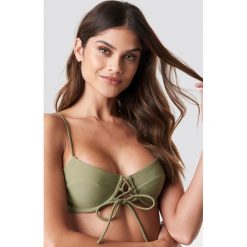 NA-KD Swimwear Góra bikini z wiązaniem z przodu - Green. Bikini damskie marki NA-KD Swimwear. W wyprzedaży za 20.19 zł.