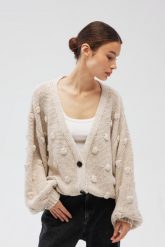 Kardigan zapinany na guziki w kolorze LIGHT BEIGE - BUBLE-UNI. Brązowe kardigany damskie Marsala, uniwersalny, bez wzorów, z jeansu, biznesowe, bez kołnierzyka, bez ramiączek, bez kaptura. Za 349.90 zł.