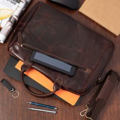 Torba męska skórzana na ramię laptopa duża ciemno-brązowa biznesowa Beltimore N01. Brązowe torby na laptopa męskie bez wzorów, biznesowe, na ramię, duże. Za 379.90 zł.