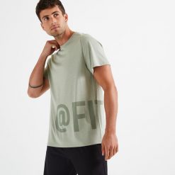 Koszulka fitness męska Domyos krótki rękaw. Zielone koszulki sportowe męskie DOMYOS, l, bez wzorów, z materiału, bez kołnierzyka, bez ramiączek, na fitness i siłownię. Za 59.99 zł.