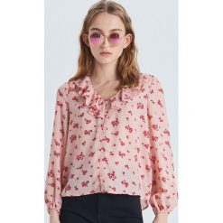 Bluzka z kwiatowym wzorem - Różowy. Bluzki damskie Cropp. Za 49.99 zł.