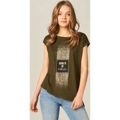 Koszulka z nadrukiem - Khaki. Bluzki damskie marki Mohito. Za 39.99 zł.