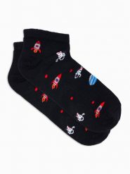 Skarpety męskie krótkie ze wzorem rakiet - czarne V19 U177 - 43/46. Czarne skarpety męskie Ombre Clothing, bez wzorów, z bawełny. W wyprzedaży za 3.99 zł.