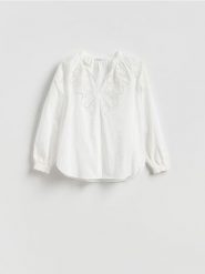 Bluzka z ażurową wstawką - złamana biel. Bluzki damskie Reserved, l, w ażurowe wzory, z bawełny, bez kołnierzyka, bez ramiączek. Za 129.99 zł.