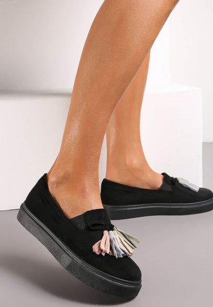 Czarne Półbuty na Niskiej Platformie z Kolorowymi Chwostami Ferive. Czarne półbuty damskie Renee, bez wzorów, z okrągłym noskiem, bez obcasa, bez zapięcia. Za 79.99 zł.