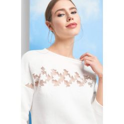 Bluza z siateczką i haftem. Bluzy damskie marki Orsay. W wyprzedaży za 55.00 zł.
