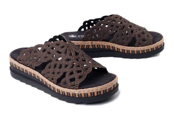 Rieker V7992-24 brown, klapki damskie. Brązowe klapki damskie Rieker, z aplikacjami, ze skóry ekologicznej, bez obcasa, na koturnie. Za 271.92 zł.