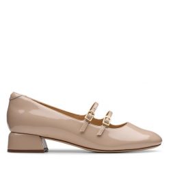 Półbuty Clarks. Brązowe półbuty damskie Clarks, bez wzorów, bez obcasa, na obcasie, bez zapięcia. Za 349.99 zł.