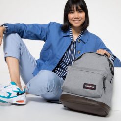 Plecak Eastpak Wyoming. Szare plecaki damskie Eastpak, bez wzorów. W wyprzedaży za 179.00 zł.