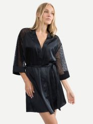 Triumph Szlafrok A Weekend To Remember 10227185 Czarny. Czarne szlafroki damskie Triumph, bez wzorów, z syntetyku, bez ramiączek, bez kaptura. Za 199.99 zł.