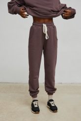 Spodnie dresowe typu jogger w kolorze BROWNIE CAKE - DRIPS-M. Brązowe spodnie dresowe damskie Marsala, m, bez wzorów, z bawełny. Za 259.90 zł.