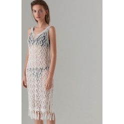 Crochetowa midi sukienka - Kremowy. Sukienki damskie marki Mohito. Za 129.99 zł.