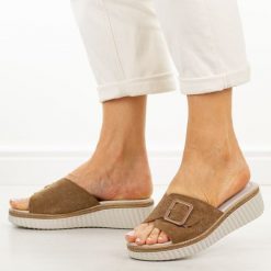 Brązowe skórzane klapki damskie S.Barski 7002. Brązowe klapki damskie S.BARSKI, bez wzorów, z jeansu, casualowe, bez obcasa, na koturnie. Za 229.00 zł.