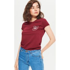 Koszulka z nadrukiem - Bordowy. Czerwone t-shirty damskie Cropp, z nadrukiem. Za 19.99 zł.