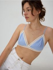 Bieliźniany top - niebieski. Niebieskie topy damskie Reserved, l, bez wzorów, z bawełny, bez kołnierzyka, bez ramiączek. W wyprzedaży za 19.99 zł.