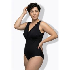 Damski Strój kąpielowy obszycia miękkie miseczki głębokie plecy z recyklingu. Czarne kostiumy jednoczęściowe damskie Ulla Popken, plus size, bez wzorów, z elastanu, sportowe, plus size, do pływania. W wyprzedaży za 191.99 zł.