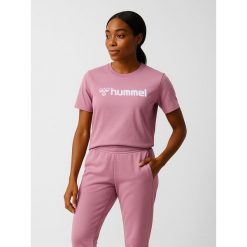 Koszulka damska Hummel Mover. Fioletowe t-shirty damskie Hummel, bez wzorów, sportowe, bez kołnierzyka. Za 125.50 zł.