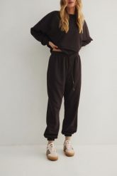 Spodnie typu jogger w kolorze DARK CHOCOLATE - AUSTIN-L. Czarne spodnie materiałowe damskie Marsala, l, bez wzorów, z bawełny, z podwyższonym stanem. Za 319.90 zł.