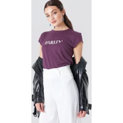 NA-KD T-shirt Darlin' - Purple. Fioletowe t-shirty damskie NA-KD, z napisami, z okrągłym kołnierzem. W wyprzedaży za 42.67 zł.