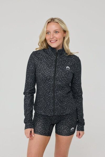 Kurtka Infinite Cropped Zipped – czarna panterka. Czarne kurtki damskie OOSC, na zimę, xs, bez wzorów, z materiału, bez kaptura, na fitness i siłownię. Za 245.99 zł.