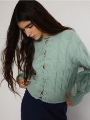 Sweter z ozdobnym wiązaniem na plecach - jasnozielony. Zielone swetry damskie Reserved, l, bez wzorów, z dzianiny, bez kołnierzyka, bez ramiączek, bez kaptura. W wyprzedaży za 139.99 zł.