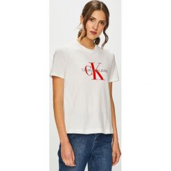 Calvin Klein Jeans - T-shirt. Szare t-shirty damskie Calvin Klein Jeans, z nadrukiem, z bawełny, z okrągłym kołnierzem. Za 229.90 zł.