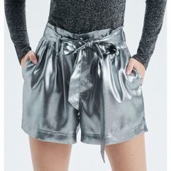 Srebrne szorty paperbag - Szary. Szorty damskie marki Cropp. W wyprzedaży za 49.99 zł.