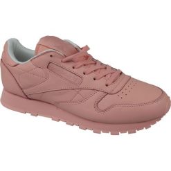 Różowe Buty Reebok x Spirit Classic Leather W BD2771. Czerwone obuwie sportowe damskie Reebok, bez wzorów, z materiału, Reebok Classic. W wyprzedaży za 379.00 zł.