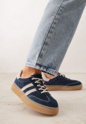 Granatowe Sneakersy Typu Tenisówki z Zamszu Naturalnego Ozdobione Paskami Tarinella. Niebieskie trampki i tenisówki damskie Renee, bez wzorów, z jeansu, bez zapięcia. Za 189.99 zł.