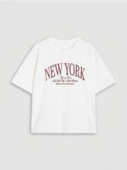 Bawełniana koszulka z napisem New York - biały. Białe t-shirty damskie Sinsay, l, bez wzorów, z bawełny, bez kołnierzyka. Za 29.99 zł.