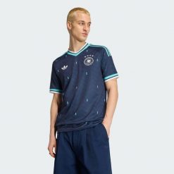 Koszulka wyjazdowa Niemcy 26. Niebieskie koszulki sportowe męskie Adidas, l, bez wzorów, z dzianiny, bez kołnierzyka, bez ramiączek, na fitness i siłownię, climacool (adidas). Za 439.00 zł.