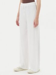 Guess Spodnie materiałowe O5GB00 KCQ72 Biały Regular Fit. Białe spodnie materiałowe damskie Guess, xs, z aplikacjami, z materiału. Za 179.99 zł.
