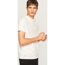 T-shirt regular fit z haftem - Kremowy. T-shirty męskie marki Giacomo Conti. W wyprzedaży za 24.99 zł.