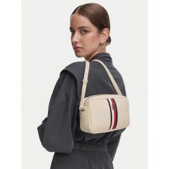 Torebka Tommy Hilfiger. Białe torebki do ręki damskie Tommy Hilfiger, bez wzorów, bez dodatków. Za 449.99 zł.