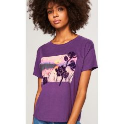 T-shirt z nadrukiem - Fioletowy. Fioletowe t-shirty damskie Reserved, z nadrukiem. W wyprzedaży za 14.99 zł.