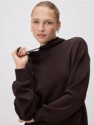 Gładka bluza z modalem - ciemnobrązowy. Brązowe bluzy damskie Reserved, l, bez wzorów, z dzianiny, bez kaptura. W wyprzedaży za 79.99 zł.