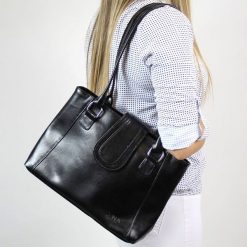 Torebka skórzana damska DAN-A T84A czarna. Czarne torebki do ręki damskie DAN-A, bez wzorów, ze skóry, bez dodatków. Za 299.99 zł.