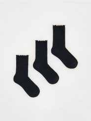 Skarpetki z wiskozą 3 pack - czarny. Czarne skarpety damskie Reserved, bez wzorów, z wiskozy. W wyprzedaży za 19.99 zł.