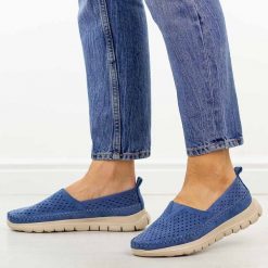 Niebieskie ażurowe półbuty damskie Sergio Leone Mk099H. Niebieskie półbuty damskie Sergio Leone, na lato, w ażurowe wzory, z jeansu, casualowe, z okrągłym noskiem, bez obcasa, na płaskiej podeszwie, bez zapięcia. Za 149.00 zł.