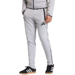 Spodnie męskie adidas Tiro 26 Travel Sweat. Szare spodnie sportowe męskie Adidas, m, bez wzorów, z bawełny, na fitness i siłownię. Za 190.99 zł.