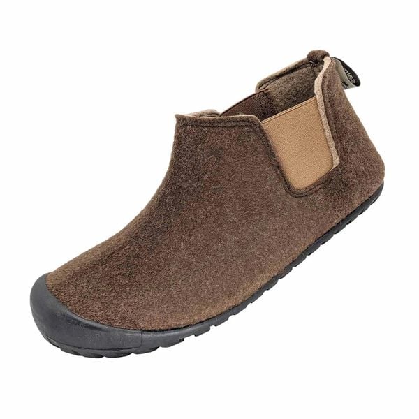 Kapcie UNISEX GUMBIES BRUMBY BOOT. Brązowe kapcie damskie Gumbies, bez wzorów, bez obcasa. Za 149.99 zł.