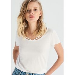 T-shirt z paskami - Biały. T-shirty damskie marki Sinsay. Za 14.99 zł.