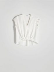 Kopertowa bluzka z wiskozy - złamana biel. Bluzki damskie Reserved, l, bez wzorów, z tkaniny, bez kołnierzyka, bez ramiączek. W wyprzedaży za 29.99 zł.