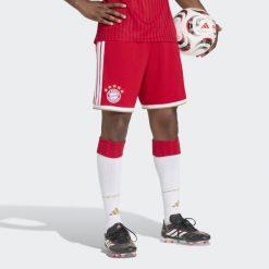 Spodenki podstawowe FC Bayern 26/27. Czerwone krótkie spodenki sportowe męskie Adidas, m, bez wzorów, z materiału, do piłki nożnej, climacool (adidas). Za 199.00 zł.