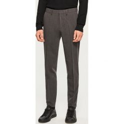 Spodnie carrot fit na kant - Szary. Eleganckie spodnie męskie marki Giacomo Conti. W wyprzedaży za 89.99 zł.