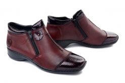 Rieker 58388-36 red, botki damskie. Czerwone botki damskie Rieker, ze skóry, bez obcasa, bez zapięcia. Za 379.90 zł.