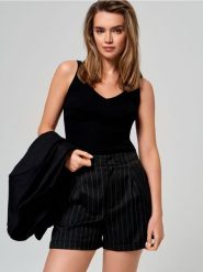 Szorty w paski - czarny. Czarne szorty damskie Sinsay, l, bez wzorów, ze skóry. Za 39.99 zł.