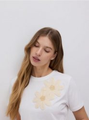 T-shirt z szydełkowaną aplikacją - złamana biel. T-shirty damskie Reserved, l, z aplikacjami, z bawełny, bez kołnierzyka. Za 79.99 zł.