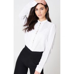 Rut&Circle Bluzka na guziki Wilma - White. Białe bluzki damskie marki Rut&Circle, bez wzorów, z poliesteru, bez kołnierzyka, bez ramiączek. W wyprzedaży za 42.58 zł.