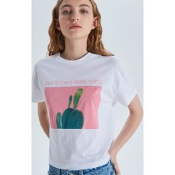 Krótka koszulka oversize z nadrukiem - Biały. T-shirty damskie marki Cropp. W wyprzedaży za 19.99 zł.